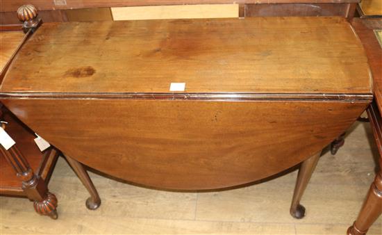 An 18th century mahogany oval drop-leaf cottage dining table W.115cm